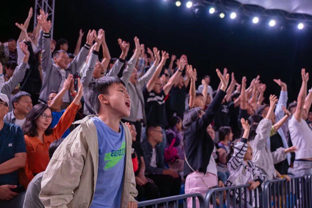篮球比赛的魅力吸引着越来越多的观众