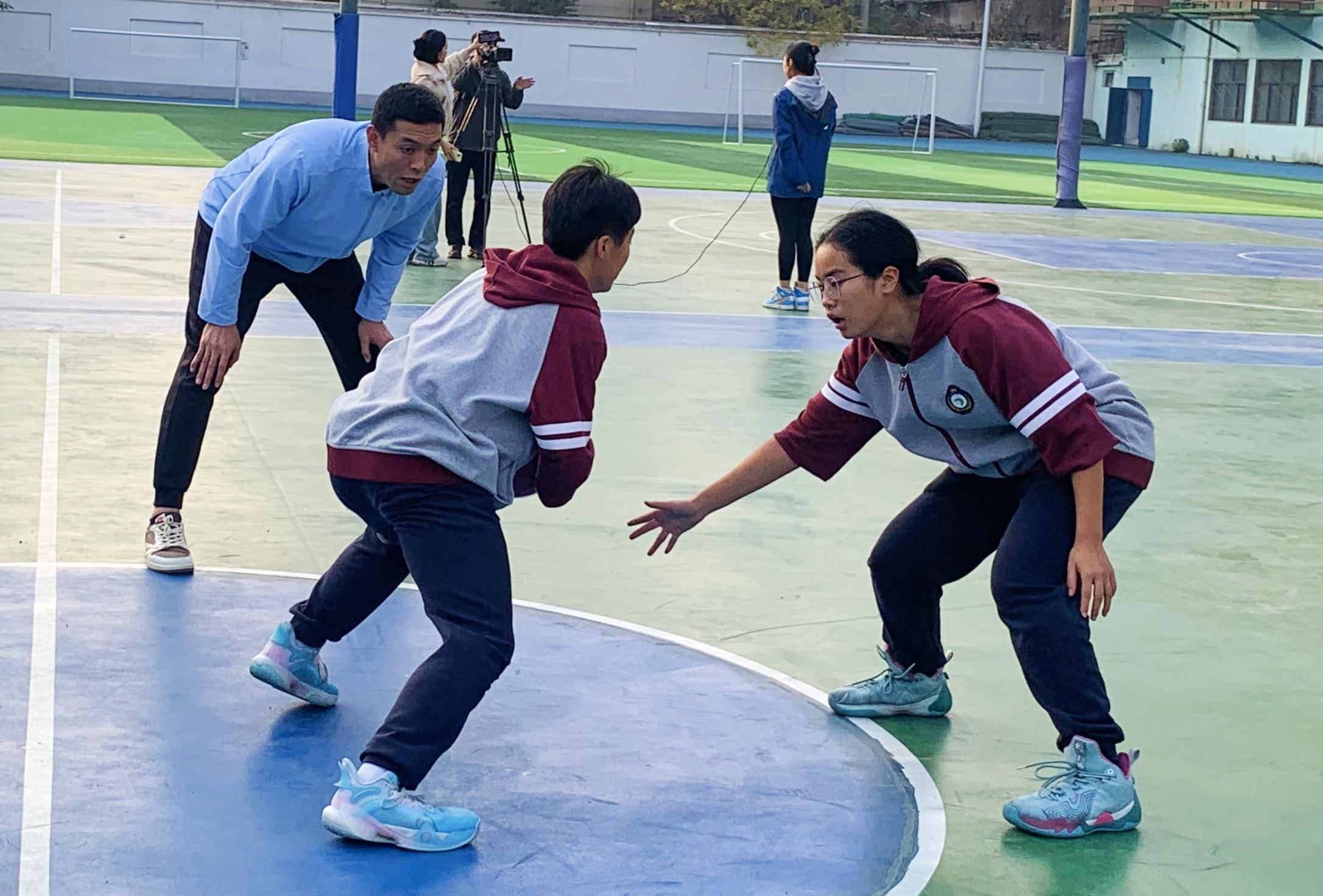 篮球职业培训十大名师授课，学员积极讨论球技经验