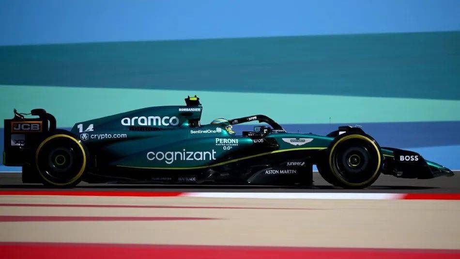 阿斯顿马丁鏖战雷诺车队，佩雷兹惊艳四座