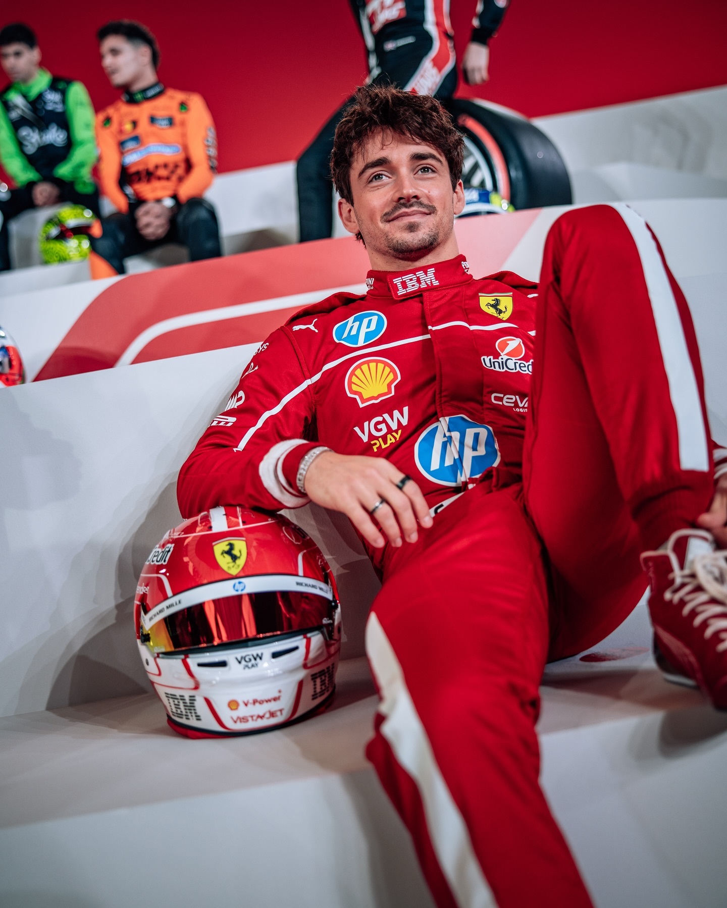 梅赛德斯鏖战红牛二队，汉密尔顿点燃赛场